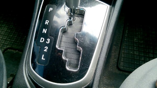 При бавно, но постоянно движение в задръстване в жегата има смисъл да поставите селектора на скоростната кутия в положение „L”. При модерните трансмисии с възможност за ръчен избор на предавки лостът може да отиде в положение „1“. Съответно, вариаторът трябва да се настрои на първа виртуална скорост при тези условия. Така кутията няма да превключи на по-висока предавка, когато скоростта надвиши 10-15 км/ч за няколко секунди. Това ще спести ресурса на клапаните и на съединителя.