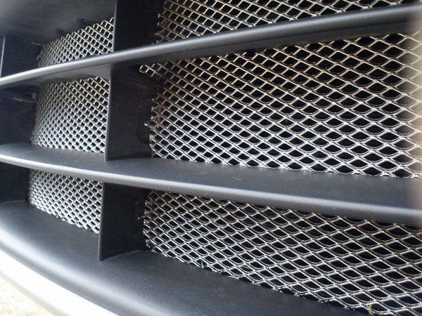 Някои от популярните на пазара употребявани автомобили са оборудвани с допълнителна защита под силовия агрегат и с плътни мрежи в отворите на решетката на радиатора и на бронята. Тези елементи са поставени не от производителя, а от собственика на автомобила, като от тях има смисъл единствено, ако машините се ползва за офроуд. Всички тези нестандартни устройства затрудняват &bdquo;дишането&ldquo; на автомобила, което означава, че повишават температурата на двигателя и скоростната кутия.