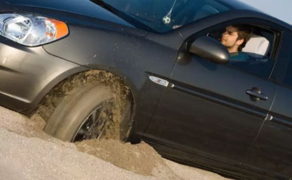Тези съвети важат не само за горещото време. Не въртете гуми и не теглете друг автомобил. Тези режим претоварват и прегряват устройствата дори при хладно време, а в жегите просто го убиват. Особено опасни за автоматичната скоростна кутия аса движението в голяма кал и тегленето на тежко ремарке.