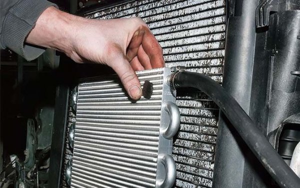 При някои от модели автоматичната скоростна кутия има допълнителен радиатор, който подпомага охлаждането. Много собственици на автомобили с автоматик разбраха по трудния начин, че агрегатът се чувства зле без добро охлаждане. Доказано е, че инсталирането на допълнителен радиатора с течно охлаждане допълнително увеличава ресурса на автоматичната трансмисия.