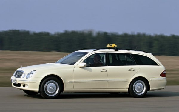 Това е най-популярният избор, макар и да не е единствен. Mercedes предлага таксиметрова версия на популярния си модел, включително и с този особен, но симпатичен цвят. Тук често се срещат екземпляри с огромен пробег.
