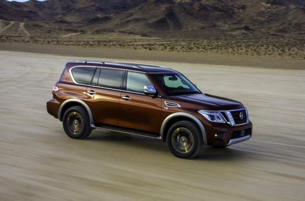 Обновеният Patrol дори не е най-големият SUV на Nissan. Компанията предлага модела Armada, който е изграден на основата на Patrol за Щатите и се продава от 2016 г. Рамният всъдеход заема доста място при паркиране - дължината му е 5306 мм (при Patrol е 5165), а широчината надхвърля 2 метра.

Двигателя на Armada отговаря на тези размери. Това е бензинов атмосферен V8 с обем 5,6 литра - същият като при Patrol, но малко по-слаб - 390 срещу 405 к.с. Скоростната кутия е 7-степенна автоматична, свързана със система за задвижване на четирите колела с понижаващи предавки.
