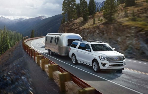 В гамата на Ford винаги е имало огромен всъдеход или бус с името Excursion, създаден за конкурент на Chevrolet Suburban. Дължината е 5758 мм, като това се дължи на шасито на пикапа F-250, а под капака са поставени бензинов V10 или дизелов V8 мотор. За времето си това е най-големият сериен SUV в света. Но дори в Америка обръщат внимание на разхода на гориво, а заради него Excursion е наречен Ford Valdez с намек към петролния танкер Exxon Valdez. Затова и колата се задържа в производство само 6 години &ndash; с 1999 по 2005 г.

Сега званието най-голям всъдеход на Ford принадлежи на четвъртото поколение на модела  Expedition, което се произвежда от 2017 г. Въпреки независимото окачване и модерния дизайн, новият Expedition, който събира до 8 човека, съхранява рамната си конструкция и задвижването на четирите колела с междуосева муфа и блокировка на задния диференциал. 

Двигателят е битурбо V6 с обем 3,5 литра (375 или 400 к.с.), като се съчетава с 10-степенна скоростна кутия. 
Този автомобил може да тегли до 4,2 тона (рекорд в класа), като се предлага в две версии. "Късият" вариант на всъдехода има дължина от 5334 мм, при удължения тя е 5636 мм. Същите размери има и новият  Lincoln Navigator, който е построен на базата на Expedition.     
