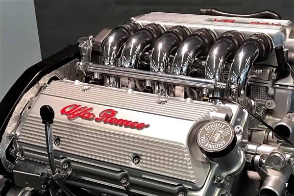 Няколко модела на Alfa Romeo са били задвижвани от двигатели на Fiat, споменати другаде в този списък, но само един произхожда от самата Alfa. Това беше 2,5-литрова 24-клапанова версия на V6, разработена от Джузепе Бусо (1913-2006) няколко години преди Alfa Romeo да бъде придобита от Fiat.

В тази форма, монтирана на моделите 155 и 156, този моторбеше победител в категорията от 2,0 до 2,5 литра. По-късно двигателят е разширен до 3,2 литра.