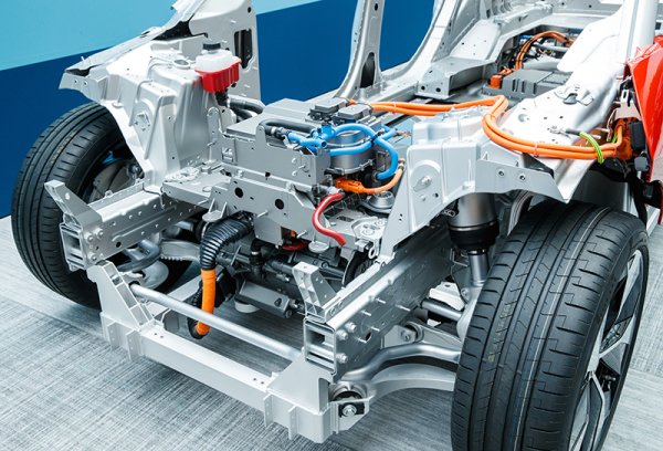 JLR не привлече вниманието на съдиите в продължение на 20 години, докато внезапно не постигна хеттрик през 2019 г. Изцяло електрическата система, използвана за задвижване на кросоувър SUV i-Pace, беше толкова добре оценена, че спечели най-добър нов двигател и току-що въведени едновременно категории &bdquo;Най-добри от 350 до 450 к.с.&ldquo;.