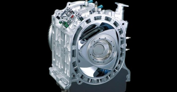 Модулът Renesis в Mazda RX-8 е единственият роторен двигател, участвал в тези награди, и наистина единственият, монтиран на широкоразпространен автомобил през периода. През 2003 г. той беше общият победител, а също така спечели категориите за най-добър нов двигател и от 2,5 до 3,0 литра, повтаряйки последното постижение през следващата година.

Renesis има измерен капацитет от 1308 куб см, но роторните двигатели работят толкова различно от буталните двигатели, че предполагаемият им капацитет се повишава с помощта на формула за еквивалентност. Тази формула може да варира, но за наградите &bdquo;Международен двигател на годината&ldquo; беше x2, така че Renesis беше класифициран като измерващ 2616 куб см.