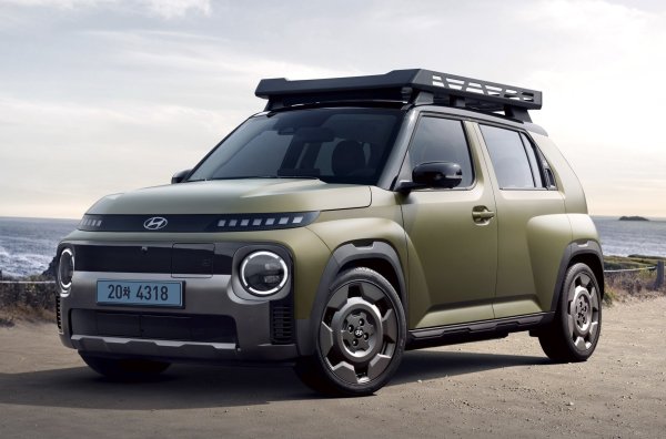 3,6-метровият електрически кросоувър получи офроуд-версия, която ще се предлага на много пазари. Тя се различава от оригинала по това, че има сребърни защитни пластини, прагове на вратите и специални 17-цолови джанти. 