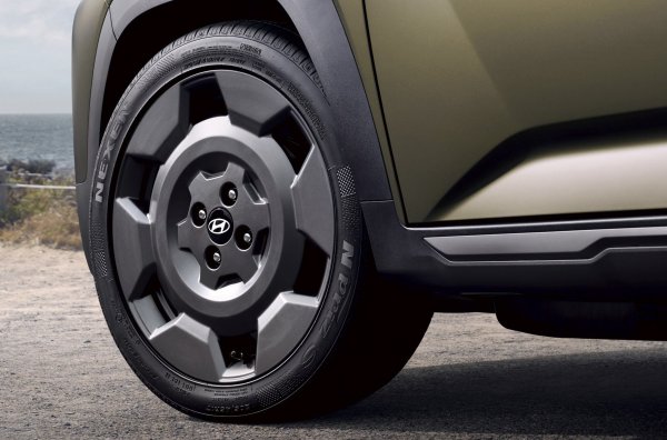 Новият модел е оборудван с по-мощен двигател отпред, развиващ 115 конски сили срещу 96. Тягата не се е променила - 147 Нм. Батерията също е нова - капацитетът й е по-голям - 49 вместо 42 kWh, а пробегът е 285 км, като може да се презареди от 10 до 80% само за 30 минути.