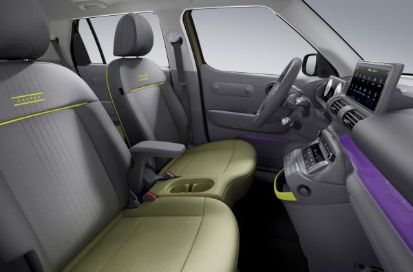 В двуцветния интериор зеленият цвят отразява външния вид, а декоративните елементи се допълват от неонови вложки. Останалата част от интериора е стандартна. &bdquo;Базовият&ldquo; вариант вече включва багажник на покрива, LED осветление, матова зелена боя и актуализирана графика на задните светлини.