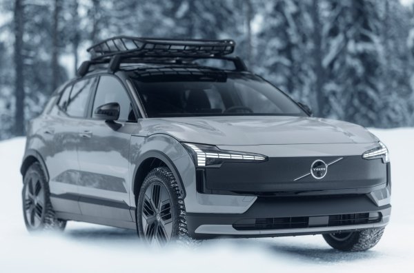 Шведската компания представи и офроуд електрически автомобил. Версията със задвижване на всички колела получи разширения на арките, опционални гуми за офроуд и черен щепсел в предния край. 
