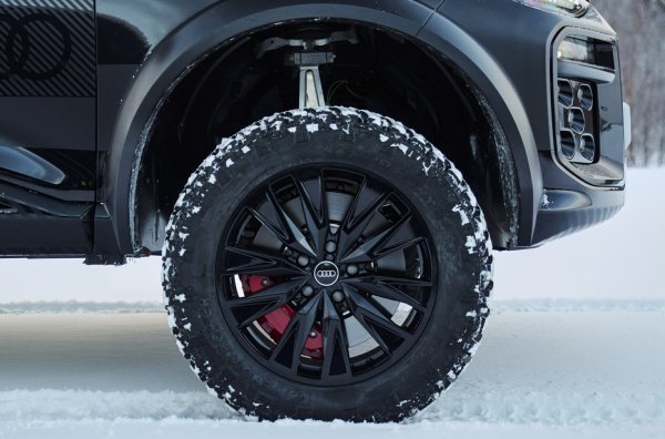 Комбинираната мощност на двата електрически мотора може да достигне 517 конски сили. Капацитетът на батерията е 100 kWh (94,9 налични).