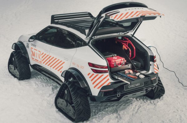 За защита на каросерията и пътниците има разширения на калниците от въглеродни влакна, а кабината съдържа комплект за първа помощ и комуникационно оборудване. Освен това електрическият автомобил се е сдобил с багажници на покрива и отзад. 