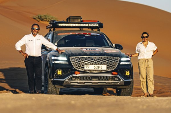 В допълнение, корейската първокласна марка създаде &bdquo;рали&ldquo;-версия на своя задвижван с гориво кросоувър за известния автомобилет пилот Джаки Икс. 80-годишният белгиец е посланик на марката. 