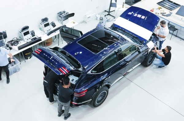 Бялата и синя боя е направена в стила на състезателната каска на легендарния спортист.