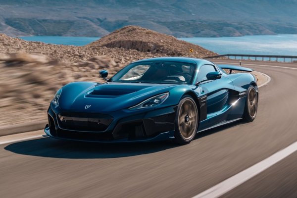 Произведената в доста лимитирана серия хърватска хиперкола бе първата, преодоляла официално границата на двете секунди от 0 до 100 км/ч. Тук се използват четири електромотора - по един на всяко колело, така че чудовищните 1900 коня достигат до асфалта без съществени загуби. 