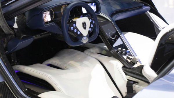 Ускорение 0-100 км/ч: 1.9 секунди
Максимална скорост: 400 км/ч
Максимална мощност: 2012 к.с.
Обхват с едно зареждане: 450 км (по теста NEDC)
Капацитет на батерията: 64 кВтч
Цена: 3.1 милиона долара 
