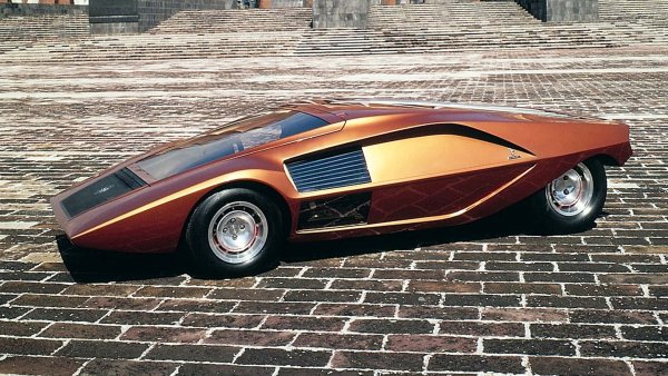 Клиновидните линии са един от &bdquo;подписите&ldquo; на Гандини, те намират своя най-ярък израз в Lancia Stratos Zero. Концепцията е представена през 1970 г. и става родоначалник на продукцията Stratos, кралицата на ралито. Провокация на колела - с ъглови линии, без врати. И стъклени повърхности, сведени до минимум.
