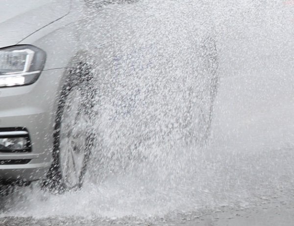 Един от важните фактори, влияещи на износването на гумите, е стилът на шофиране. Ако джобовете ви са пълни с пари, можете да игнорирате този момент (както и останалите), ако целта ви е да изкарате с един комплект повече от един сезон, то трябва да се откажете от агресивното каране. Това означава, че трябва да се избягват резките потегляния и спирания както на път с малко трафик, така и в задръстванията.