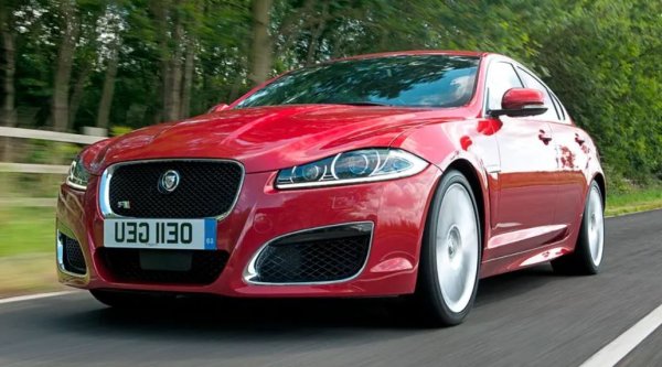 Странното при големите коли на Jaguar е, че изглеждат изтънчени и успокояващи със стила си &bdquo;джентълменски експрес&ldquo;&hellip; докато не ги напълните с най-добрия бензин, който можете да намерите, и не натиснете педала на газта. Няма нищо елегантно в ръмженето и пръхтенето на двигателя. Класически пример за това е XFR , който разчита за своето задвижване на V8 двигател със суперчарджър.