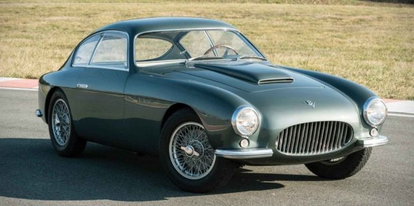 Под капака на автомобила е поставен 2,0-литров двигател с 8 цилиндъра, който развива 115 к.с. Този модел също е доста рядък, като от него са произведени едва 29 единици. Автомобилите на Fiat може и да не са добре познати в Америка, но въпреки това през 2019 г. местен автомобилен колекционер плати за бройка от този модел 2 149 660 долара.