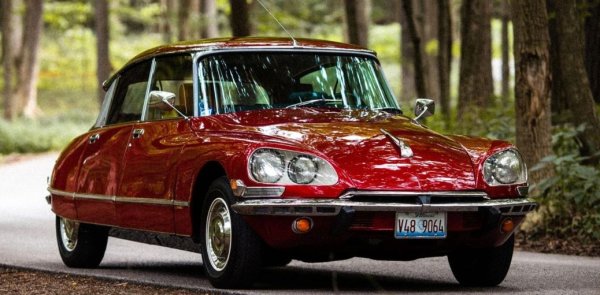 Според някои експерти, това е най-красивият автомобил в историята. Дори да не сте съгласни, няма как са се отрече, че тази кола предлага стил. Може и да не разполага с впечатляваща мощност &ndash; под капака е поставен 2,0-литров двигател със 107 к.с., но това не я прави по-малко привлекателна. Запазен DS, произведен преди 50 години, сега струва поне 50 000 долара. 