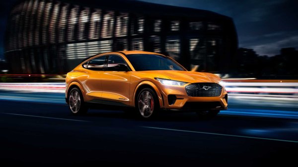 Топ-версията на модела - Mach-E GT, използва два електрически двигателя за максимална мощност от 480 к.с. Тази цифра може да изглежда малко лека в сравнение с други SUV-та тук, но въртящият момент от 815 Нм е гаранция за изстрелване от място. Недостатък е максималната скорост.

0-60 мили в час: 3,5 секунди

Мощност: 480 конски сили

Въртящ момент: 815 Нм

Максимална скорост: 200 км/ч