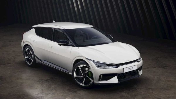 Електрическият спортен кросоувър на Kia дебютира през 2021 г., като GT-версията заема мястото на пенсионирания седан с двигател с вътрешно горене Stinger. Мощността от 580 к.с. се осигурява от два електромотора, като тук максималната сккорост е доста по-висока от тази на Mustang Mach-E.

0-60 мили в час: 3,5 секунди

Мощност: 580 конски сили

Въртящ момент: 740 Нм

Максимална скорост: 260 км/ч