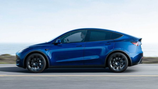 Този модел се позиционира като конкурент на предишните два в списъка, като се предлага с трети ред седалки. Model Y разполага с два електромотора, чиято точна мощност не се посочва от производителя, но е известно, че тя е окоол 480 к.с.
0-60 мили в час: 3,5 секунди.

Мощност: 480 конски сили (приблизителна оценка)

Въртящ момент: неизвстен

Максимална скорост: 250 км/ч