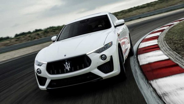 Maserati Levante Trofeo залага на 3,8-литров V8, разработен от Ferrari, който генерира 580 к.с. Задвижването е към четирите колела, като автомобилът е оборудван с 8-степенна автоматична скоростна кутия ZF. 

0-60 мили в час: 3,7 секунди

Мощност: 580 конски сили

Въртящ момент: 730 Нм

Максимална скорост: 300 км/ч