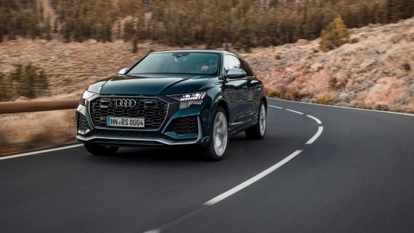 Топ-версията на Audi Q8 излезе през 2021 г., като тя е истинско чудовище, благодарение на 4,0-литровия V8 с две турбини, развиващ 600 к.с. Наскоро всъдеходът получи и модернизирано активно окачване за подобряване на маневреността.

0-60 мили в час: 3,7 секунди

Мощност: 600 конски сили

Въртящ момент: 800 Нм

Максимална скорост: 305 км/ч