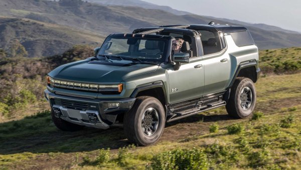 Като ускорение SUV-версията на Hummer EV се справя малко по-добре от пикапа. Смята се, че тя ще бъде и по-популярната сред потребителите, въпреки че струва над 105 000 долара.

0-60 мили в час: 3,5 секунди

Мощност: 850 конски сили

Въртящ момент: 1620 Нм

Максимална скорост: 170 км/ч