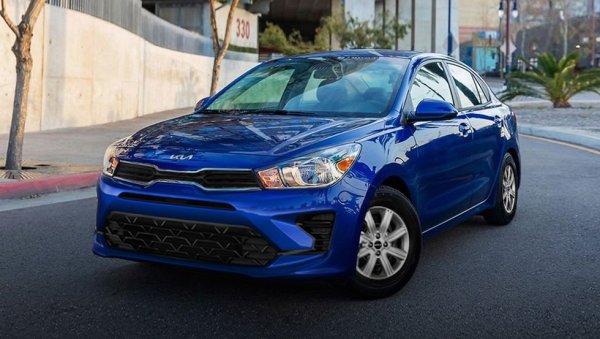Kia Rio почти не е поскъпнала в Америка за последните две години - през лятото на 2021 цената й беше 17 015 долара. Но ето ви я промяната във валутните курсове в действие: тогава това правеше 27,000 лева, докато днес поскъпналата с едва 860 долара кола вече се равнява на почти 32 200 лева. 
Трябва обаче да отбележим, че американското Rio е доста по-различно от българското. Първо, продажбите са предимно на седана, който изобщо не е достъпен в Европа. В Америка все пак го има и хечбек варианта, но той е с 1000 долара по-скъп. И второ, даже най-базовата версия е с автомат (безстепенна CVT трансмисия) и с 1.6-литров атмосферен мотор със 120 коня мощност. 
