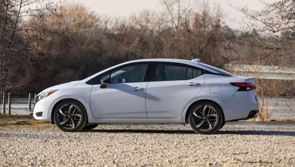 Субкомпактният седан на Nissan трудно може да се нарече луксозен, но все пак е прилично оборудван с круиз контрол, Bluetooth и 7-инчова мултимедия. Двигателят е 1.6 с атмосферно пълнене и 122 коня мощност. Тук скоростната кутия е ръчна и само с пет степени, а вариантът със CVT струва с почти 1700 долара повече. 
