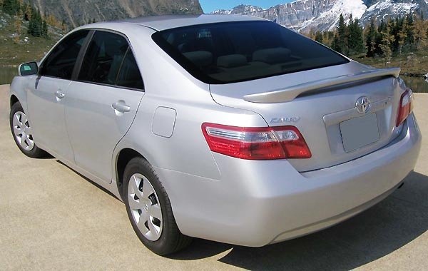 Поставянето на този елемент почти винаги се извършва без предварителен анализ и без да се вземат предид технически характеристики на автомобила, както и неговата аеродинамика. Но целта на спойлера е да увеличи притискащата сила. Така всичко, което се слага на колите без научна основа е излишък и в ущърб - увеличава се разхода, влошава се шумоизолацията и т.н. 