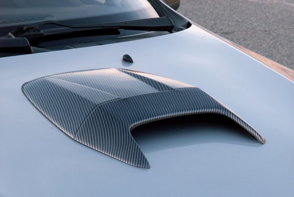 Също напълно безслислен аксесоар, който не променя нищо в автомобила, ако изключим шума в купето, който се увеличава. Ако обаче собственикът на колата е готов да жертва шумоизолация, но да спечели външен вид, това си е негово право.