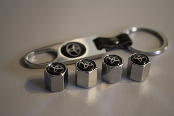 Някои шофьори се ограничават до поставянето на декоративни алуминиеви капачки на колелата. Те обаче не осъзнават, че този аксесоар носи скрита заплаха, тъй като той може да се залепи за самото колело. И когато гумата спадне, нейното сваляне става невъзможно. Затова далеч по-удачният вариант в случая са пластмасовите капачки.