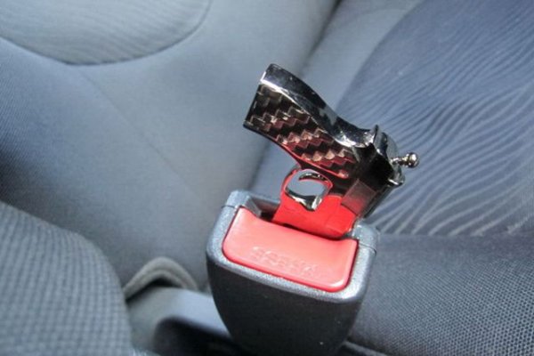 Задължителното ползване на предпазния колан явно още дразни някои хора и затова през последните години се забелязва тенденция за използването на тапи в катарамите на предпазните колани. Хубаво е да се знае, че при удар въздушната възглавница излита с огромна скорост и може да счупи врата на шофьора. Най-често тези, които карат без колан, са готови да посочат всякакви аргументи за решението си. Така доказват само едно &ndash; човешката глупост наистина е безгранична.