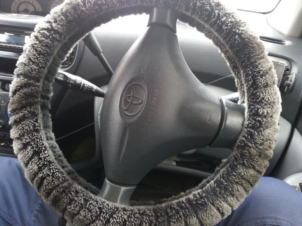 Тези аксесоари също са обожавани от автомобилистите с определени възгледи за дизайна. Някои слагат кожена обвивка, която е красива, а и пази ръцете от измръзване. Други залагат на блестяща декорация, която изглежда ефектно. Трети пък придават по-спортен вид на волана. Никой обаче не мисли, че при определени условия, когато воланът ще трябва да работи изключително активно, неговото покритие може да остане в ръцета на шофьора, а колата да продължи да се движи без контрол.