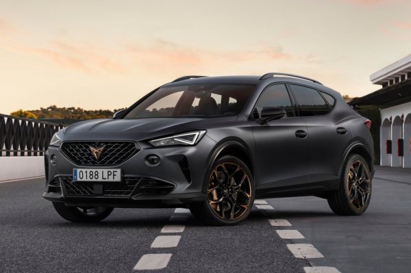 Друг автомобил, за който може би не знаете, че има двигател на Audi, е Cupra Formentor VZ5. Този модел използва различен двигател от описаните в галерията автомобили. В този случай това е същият, който задвижва Audi RS 3, Audi TT RSи Audi RS Q3.

Всъщност това е първият път, когато Audi позволява на друг производител да използва този двигател. Става въпрос за 2.5 TFSI редови петцилиндров, който за лимитираната серия Formentor VZ5 (ще бъдат произведени само 7000 бройки) развива 390 к.с. (вместо 400 к.с.) и 480 Нм. Той се предлага и с автоматична трансмисия с двоен съединител и задвижване на всички колела 4Drive.
