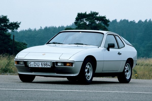 Ето и една класика - Porsche 924. Това бижу от базираната в Щутгарт компания е двуврато купе в конфигурация 2+2, което марката лансира през 1976 г. Моделът се продава до 1988 г. и са произведени 138 000 бройки от това Porsche, задвижвано от Audi.

Задвижването е поверено на 2-литров редови четирицилиндров двигател с атмосферно пълнене, който развива 125 к.с., управляван от петстепенна ръчна скоростна кутия и система за задвижване на задните колела.

