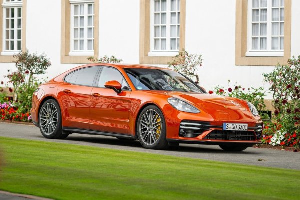 Следвайки примера на своя SUV брат, Porsche Panamera също е оборудван с двигател на Audi, а именно 4-литровия V8 с два турбокомпресора, който споменахме в предишния модел, въпреки че това не е единственият, наличен в гамата. В този случай V8 е в основата на три различни версии.

Първата от тях отново е GTS с 480 к.с. Следва Turbo S, който достига мощност от 630 к.с. И накрая, имаме Panamera Turbo S E-Hybrid, plug-in хибрид, базиран на 4.0-литровия битурбо V8, който развива впечатляващите 699 к.с. и е най-мощната версия в гамата.
