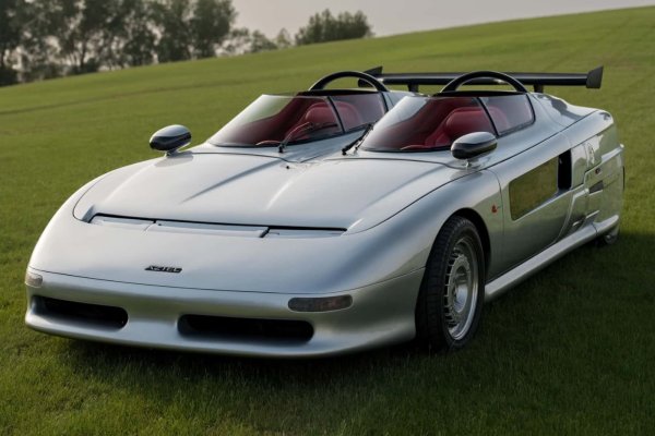 Да, това не е сериен автомобил, а прототип, но също е задвижван от двигател на Audi. Странният концептуален автомобил е проектиран от легендарния Джорджето Джуджаро и няма покрив, а полуразделен кокпит с два волана.

Тази дизайнерска разработка, представена през 1988 г. на автомобилното изложение в Торино, е оборудвана с добре познатия 2,2-литров 5-цилиндров двигател на Audi, наследен от 200 Turbo и увеличен до 250 к.с. Мощността се предава на двата моста благодарение на задвижване на всички колела и петстепенна ръчна трансмисия.