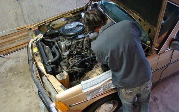 Всеки автомобил се нуждае от основна поддръжка, но интервалите за нея варират в зависимост от модела. Те лесно могат да бъдат проверени в интернет и така ще разберете кога трябва да смените маслото, различните ремъци и спирачната течност. И което е по-важно – трябва да го направите навреме. Правилната и редовна поддръжка не само ще увеличи живота на колата ви, но ще ви помогне и при бъдеща препродажба. 