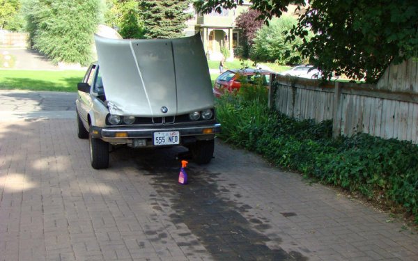 Не забравяйте да погледнете под колата си, за да се уверите, че тя не „маркира” територията си с една или повече от своите течности. Ако забележите теч, разберете какво изтича и откъде, след което го поправете възможно най-бързо. Най-често текат часло и охлаждаща течност, а най-опасно е изтичане на спирачна течност.
