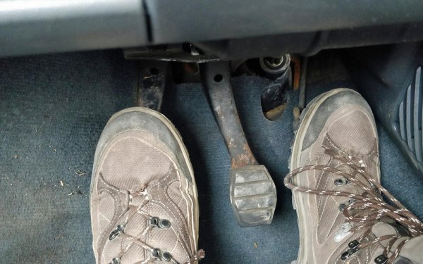 Ако колата ви е с ръчна скоростна кутия, отличен начин да стигнете до бърза смяна на съединителя е, като държите крака си върху педала и го натискате. Дръжте крака си далеч от педара на съединителя, когато не сменяте предавките, защото дори най-малкият натиск го изключва.