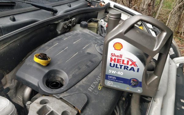 Прочетете ръководството за експлоатация на автомобила, преди да добавите масло към двигателя. Въпреки че марката, която купувате, няма голямо значение, уверете се, че маслото, което наливате, има правилния вискозитет - като 10W40, например. Използването на грешно масло износва двигателя преждевременно. И имайте предвид, че типът масло, от което се нуждаете, може да варира в зависимост от температурата, при която шофирате. Ако колата ви има нужда от синтетично масло, използвайте го. 