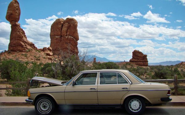 Ако двигателят започне да прегрява, спрете възможно най-скоро. В повечето случаи ще разбере за това по показания на уреда на таблото. Възможно е също така автомобилът ви да има предупредителна светлина. Дори нищо да не изглежда нередно, спрете, ако усетите миризма на изгоряло или видите дим, излизащ от двигателния отсек. 

Не вярвайте на разпространени митове като този, че при загрял мотор трябва да се увеличи скоростта, за да може той да се охлади. Или пък, че включването на нагревателя ще държи температурата под контрол. Тези методи понякога работят, но най-доброто действие в случая е да спрете, да идентифицирате проблема и да го отстраните.