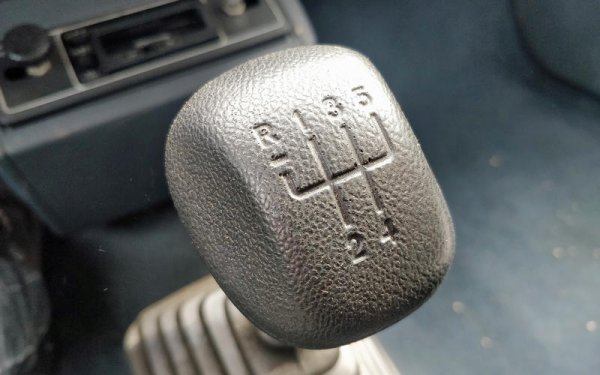 Никога не превключвайте на заден ход, освен ако не сте спрели напълно. Това може да причини скъпи повреди на скоростната кутия. При автоматика подобно действие не е чак толкова притеснително, особено при нов автовобил. Ако колата е с ръчни скорости, последствията може да бъдат сериозни.