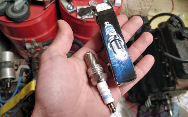 Спестяването на пари чрез поставяне на евтини резервни части е примамливо, особено ако колата ви е към края на живота си, но не е препоръчително. В най-добрия случай детайлите, взети на изгодна цена, в един момент ще развалят работата на висококачествените устройства, произведени от производители на автомобили или техни доставчици. А в най-лошия случай &ndash; ще превърнат колата ви опасност не само за вас, но и за другите на пътя.