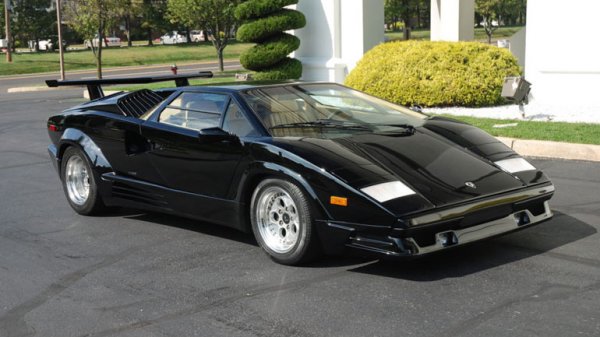 По време на снимките на видеото за парчето MotorSport, което натрупа 510 милиона гледания в мрежата, Ники Минаж и Карди Би заснеха три Lamborghini наведнъж - два легендарни Countach от 1979 и 1983, както и Diablo VT от 2000 г.